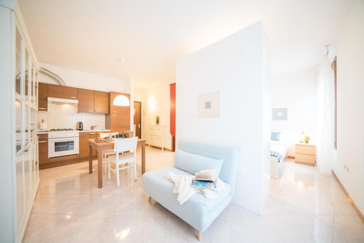 Gardappartamenti Garibaldi City Centre Desenzano del Garda Eksteriør bilde