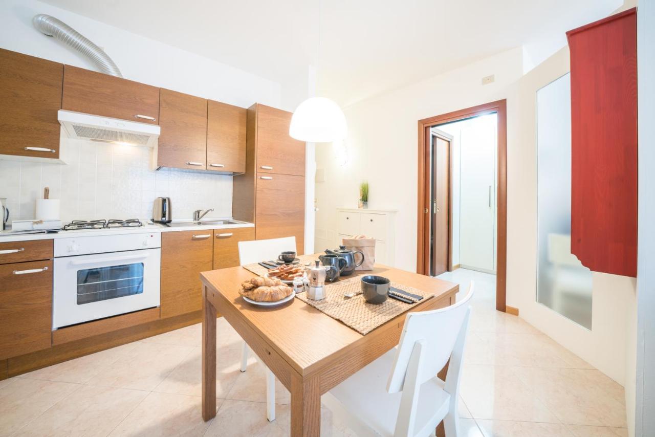 Gardappartamenti Garibaldi City Centre Desenzano del Garda Eksteriør bilde